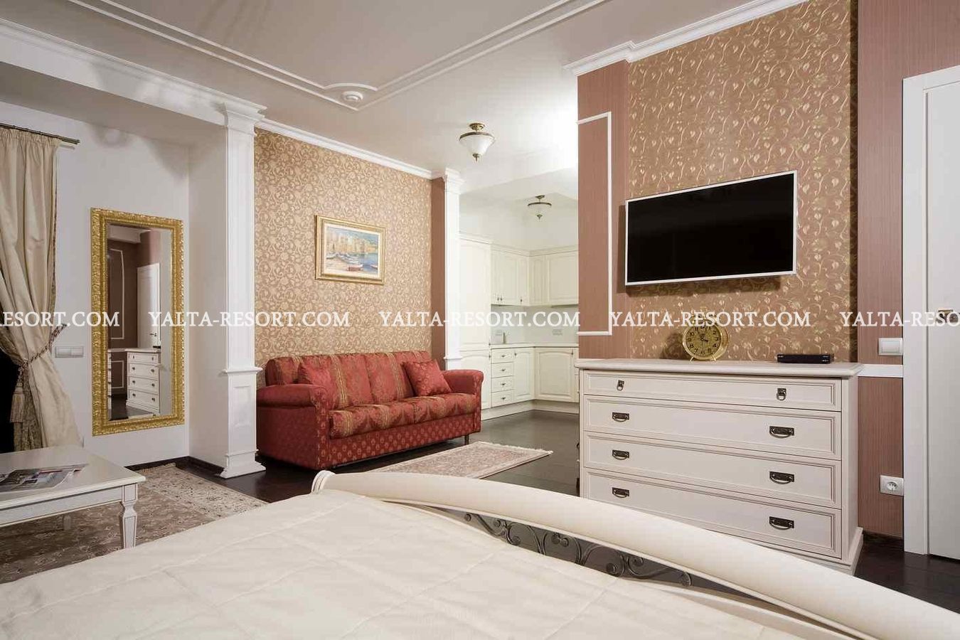 Продажа четырехкомнатной квартиры в центре Ялты